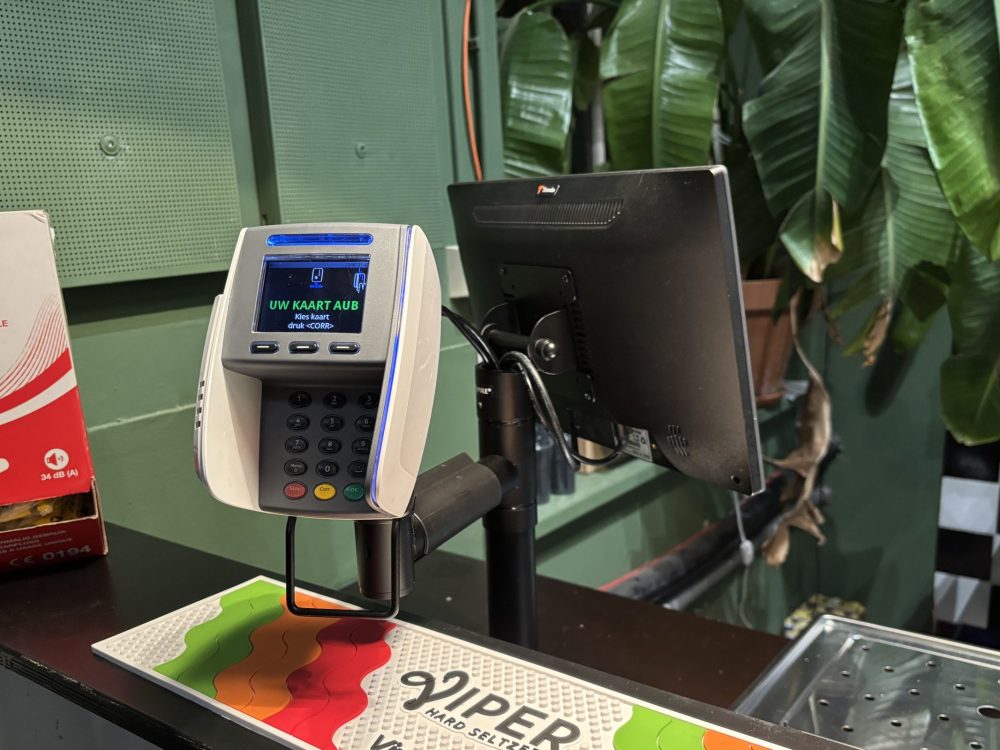 Pinautomaat en kassascherm op een statief aan de bar van een poppodium