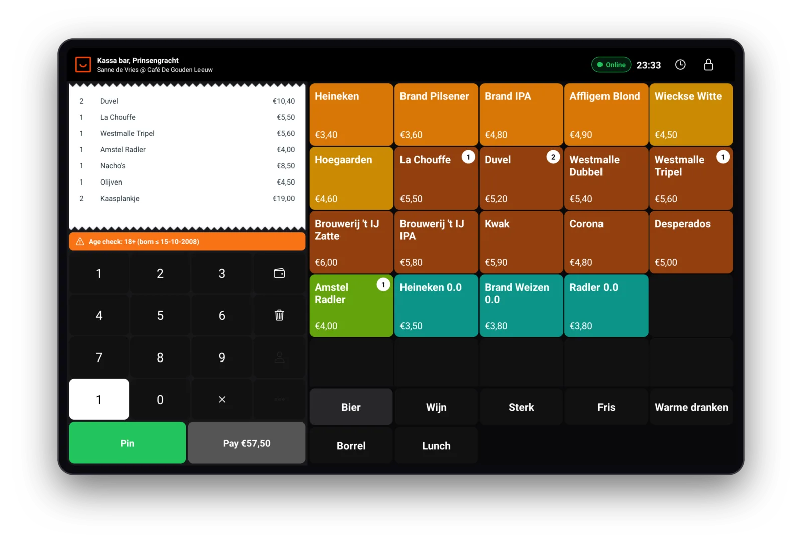Het Timodo-kassasysteem op een tablet: bierkaart in gekleurde tegels, categorieën, een bon met leeftijdscheck en knoppen voor pin en afrekenen